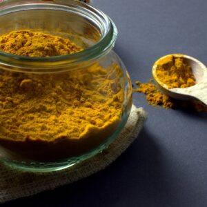 Asafoetida (Hing) gemahlen im Sackerl